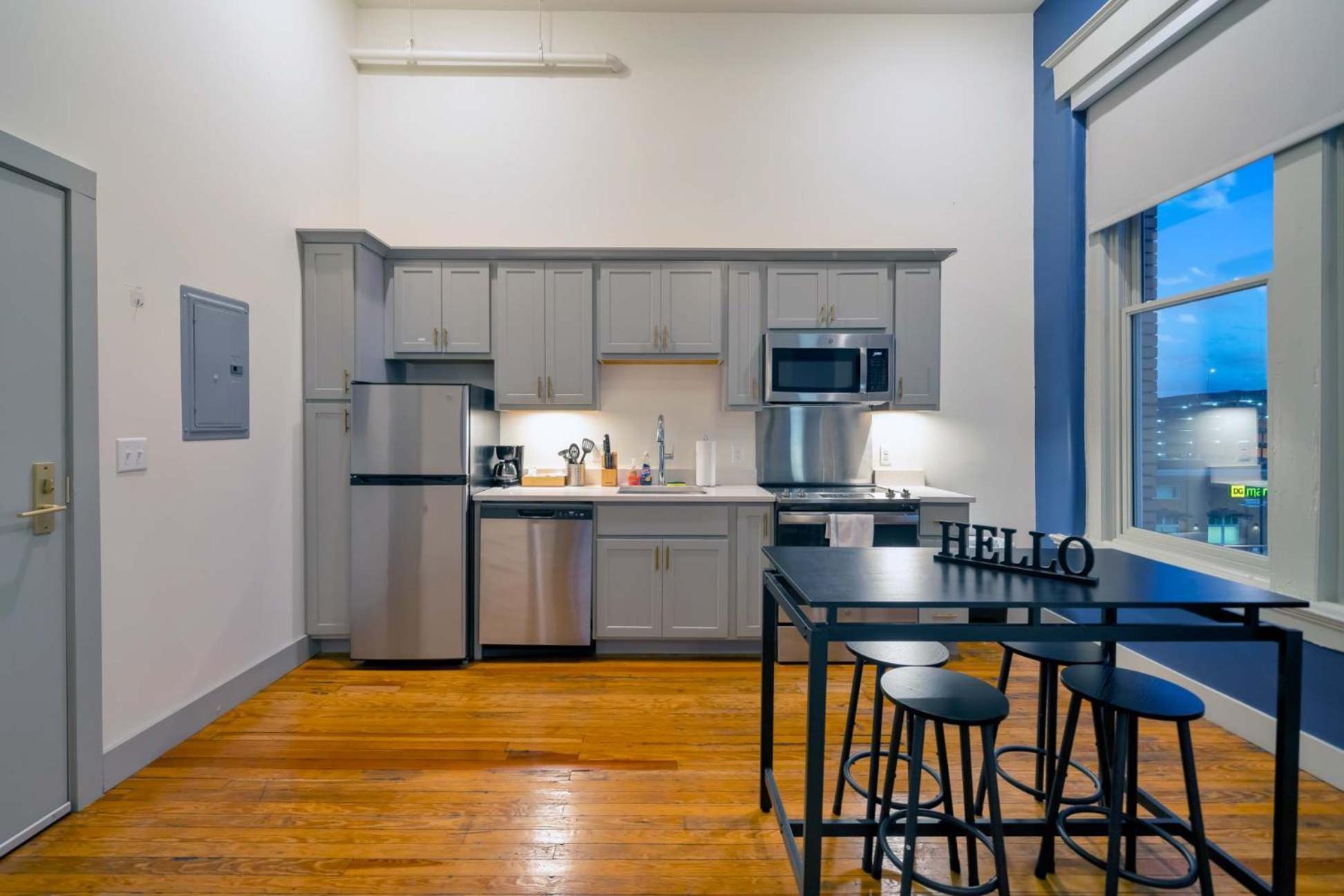 Bright Unit In Historic #311 Apartment